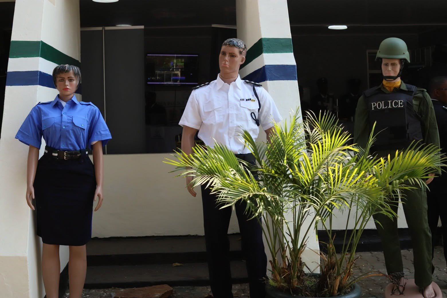 Service exhibition stand with uniformed display